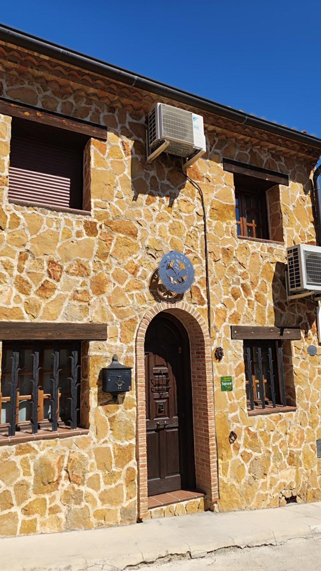 Ruralrut-El Tiemblo Wifi, Cabina De Hidromasaje, Aire Acondicionado Y A Pocos Metros De Zonas De Bano Naturales Eksteriør billede